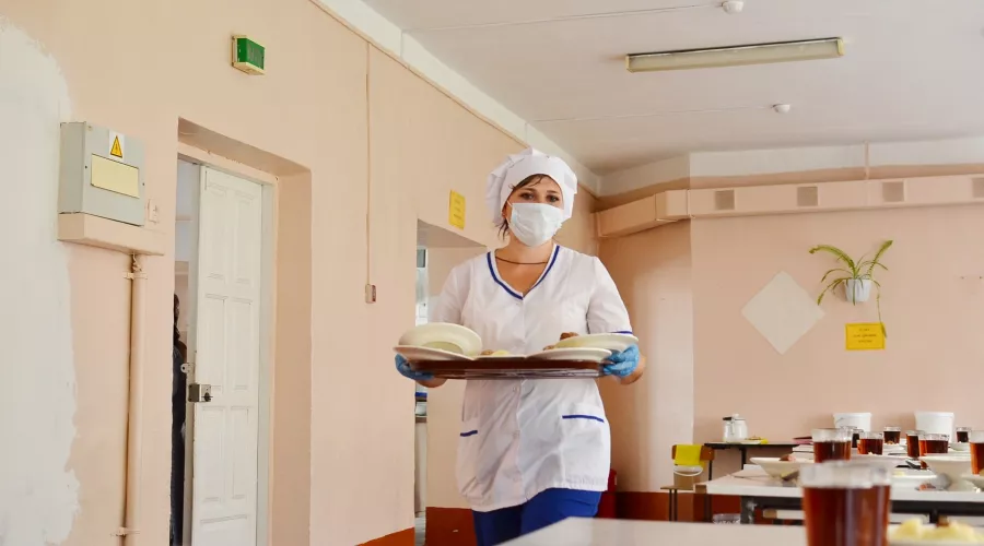 Ученикам Алтайского края предлагают выбирать бургеры и чипсы в школьном меню 