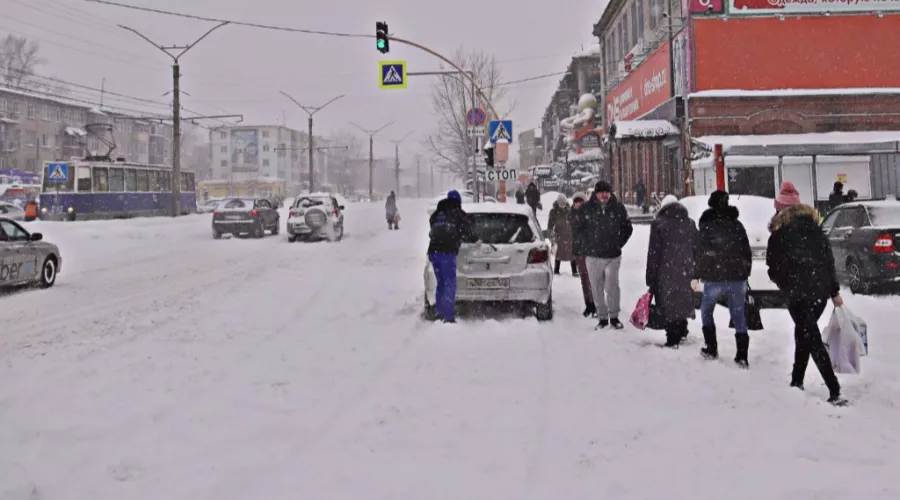 Снова заметает: теплый циклон принес в Алтайский край снег и ветер