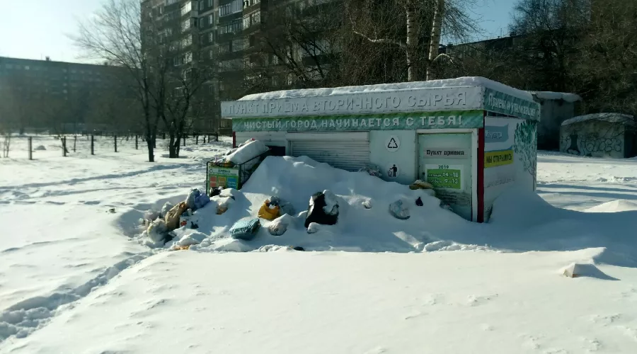 Свалка возле пункта приема вторсырья в Бийске образовалась из-за снежных завалов