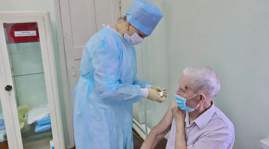 Более половины жителей домов престарелых на Алтае поставили вакцину от COVID
