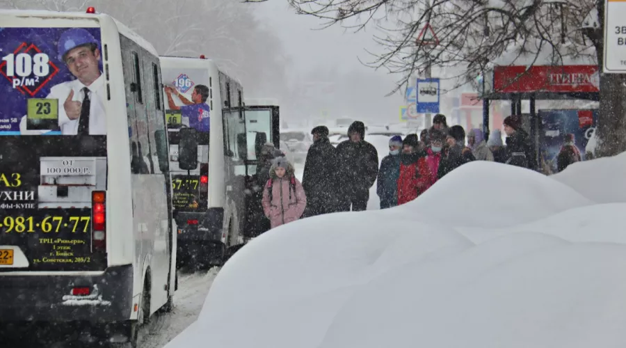 Из-за дорожного коллапса в Бийске автобусы выходят на линию с опозданием