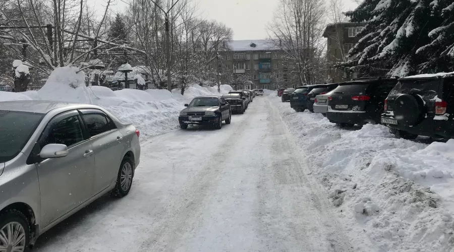 Дорога возле Приобского отдела полиции в Бийске из-за снега стала однополосной