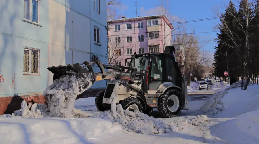 Почти тысячу кубометров снега вывезли с улиц Бийска
