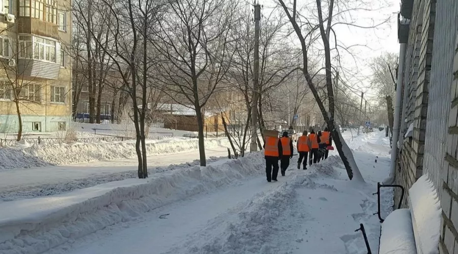 В Бийске на работы по уборке снега вывели 119 человек и 48 единиц техники 