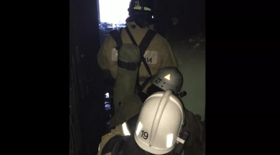 В Бийске на пожаре по улице Разина спасатели вытащили из огня восемь человек