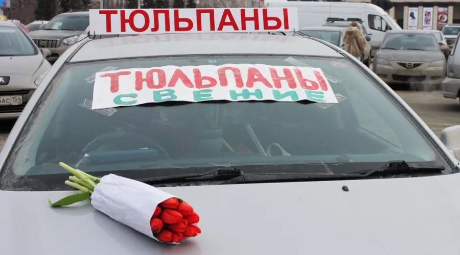Почем тюльпаны: на улицах Бийска появились машины с цветами