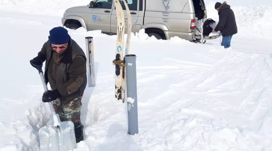Биологи из Томска обследуют бийский снег на наличие микропластика