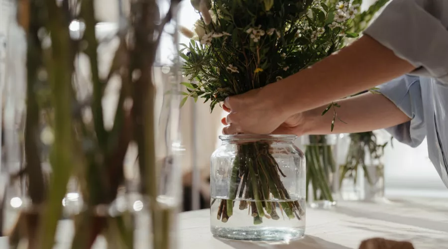 Советы флористов: что делать, чтобы цветы в вазе стояли дольше