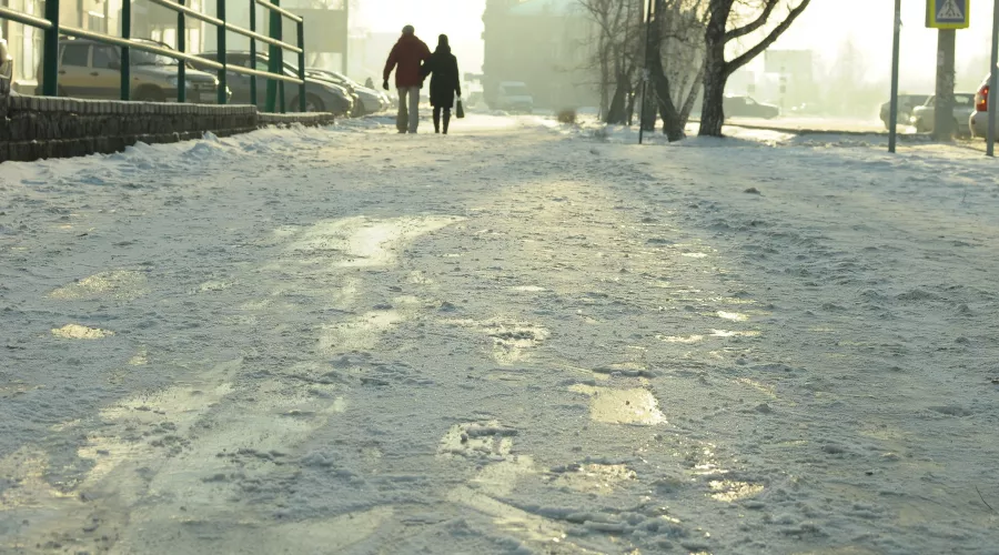 После потепления дороги и тротуары в Бийске покрылись льдом