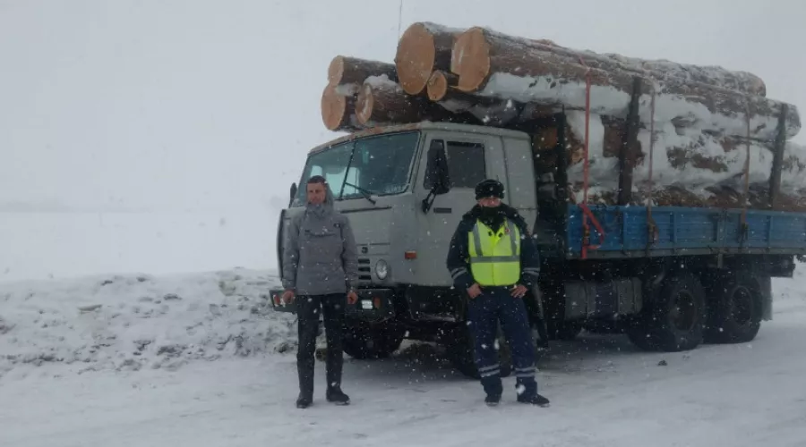 Сотрудники бийской Госавтоинспекции потушили загоревшийся грузовик