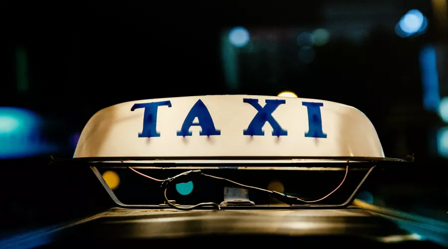 Бийские таксисты устроили акцию протеста против низких тарифов и оплаты 