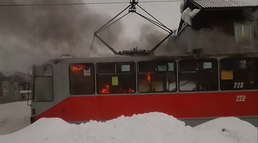 В Бийске загорелся трамвай, находящийся на маршруте