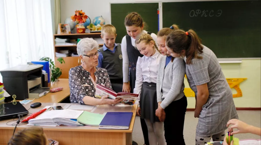 Министр Костенко объяснил, почему у алтайских учителей нет баснословных зарплат