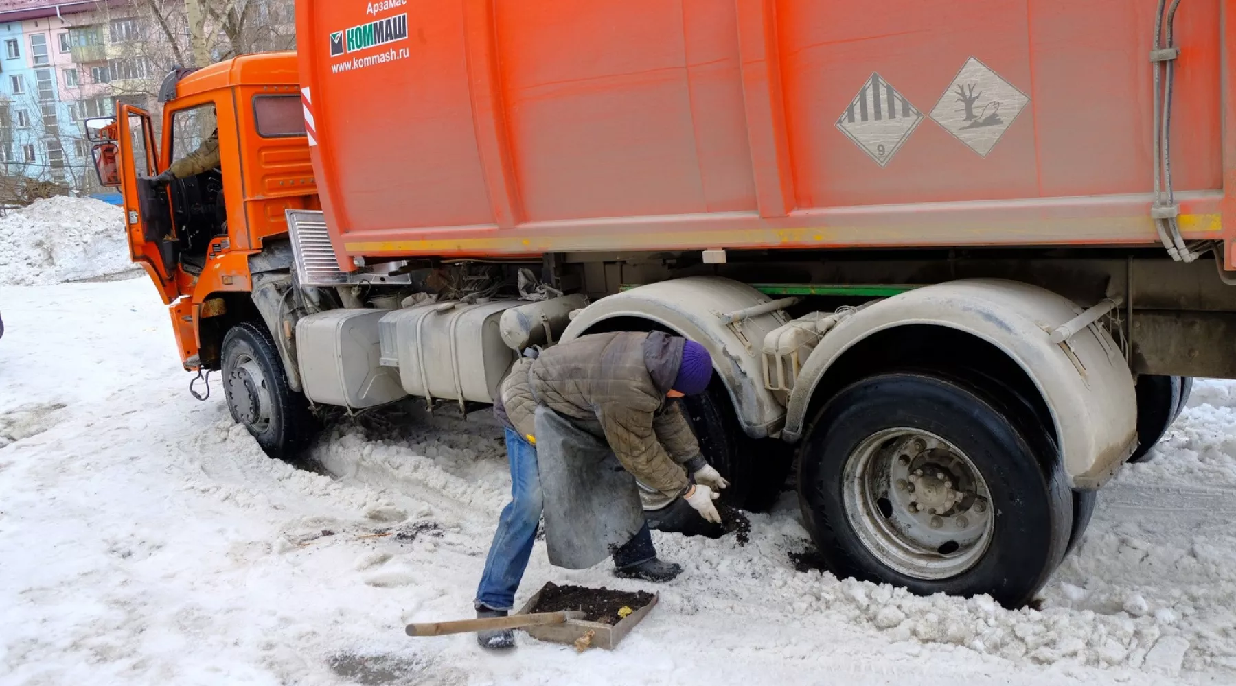 В бийские дворы из-за растаявшего снега не могут проехать даже мусоровозы