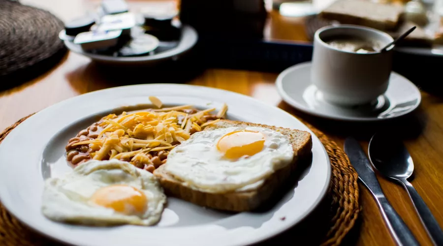 Бутерброд и кофе: россияне рассказали, чем предпочитают завтракать перед работой