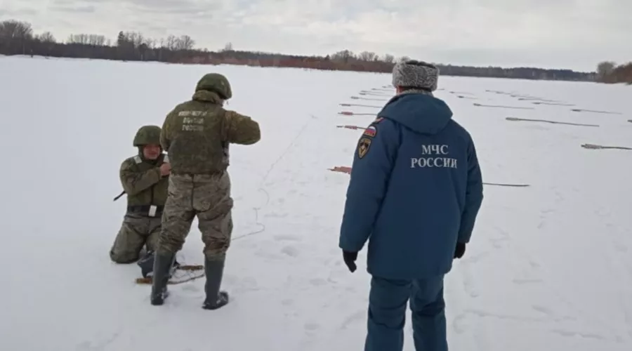 Около 200 кг взрывчатки: военные провели подрывы льда на реке Бии