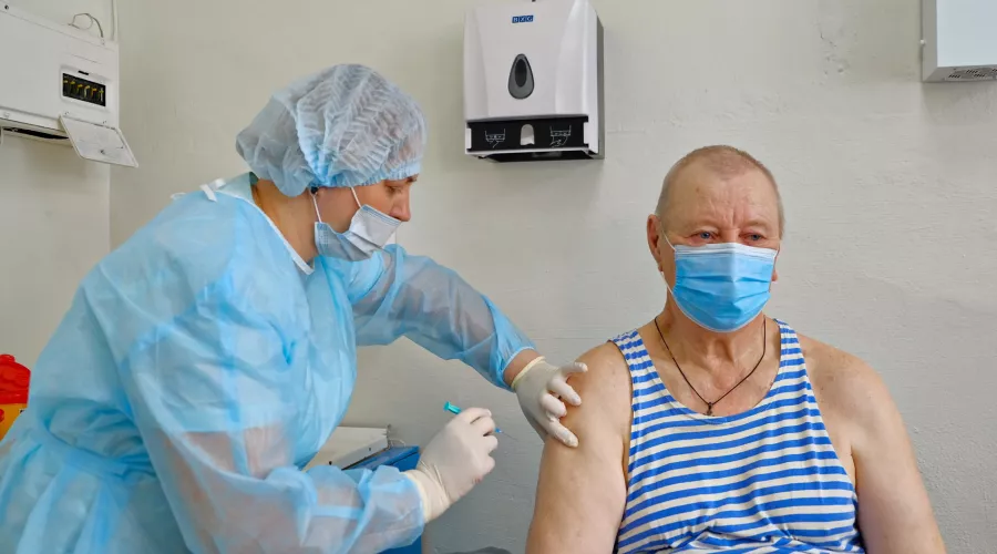 Более 100 тысяч жителей Алтайского края уже привились от коронавируса