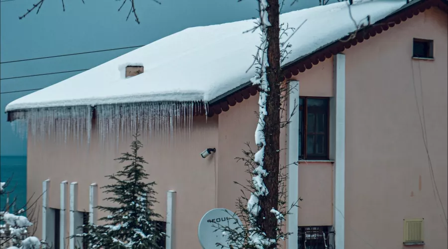 В алтайском МЧС просят очищать крыши домов от снега и сосулек