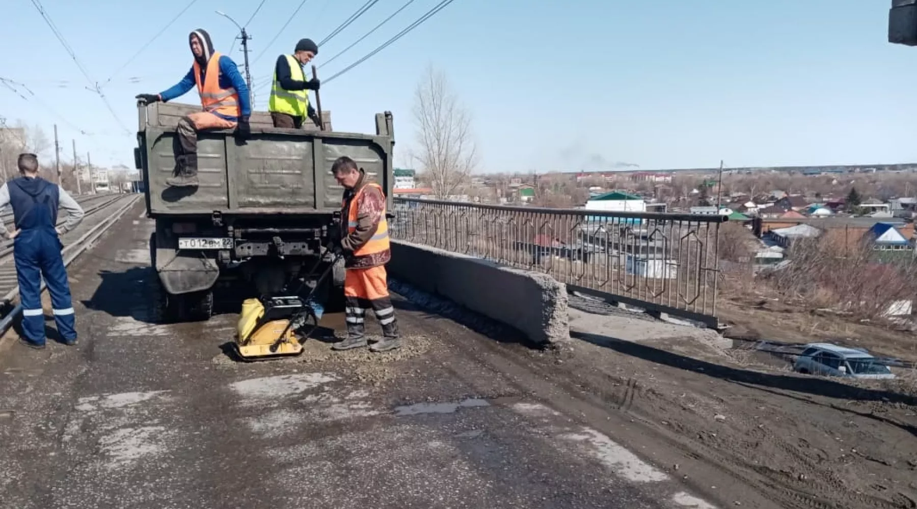 Дорожные службы Бийска приступили к устранению ям на городских улицах 