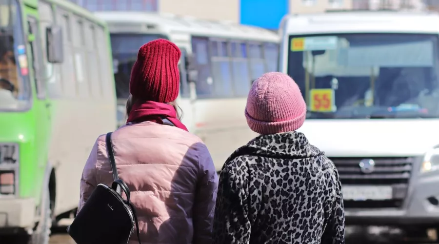 Бийчане завалили соцсети жалобами на загаженные остановки автобусов 