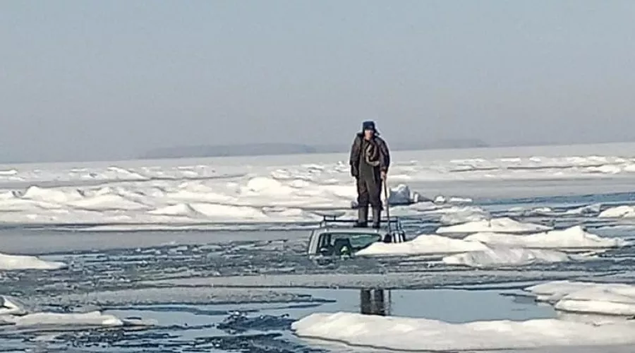 Мамонтёнок на «Ниве»: на Обском море рыбак провалился под лёд вместе с машиной