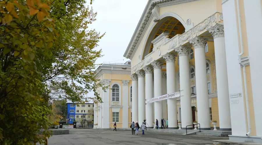 В Бийске городской Дворец культуры очистят от киосков
