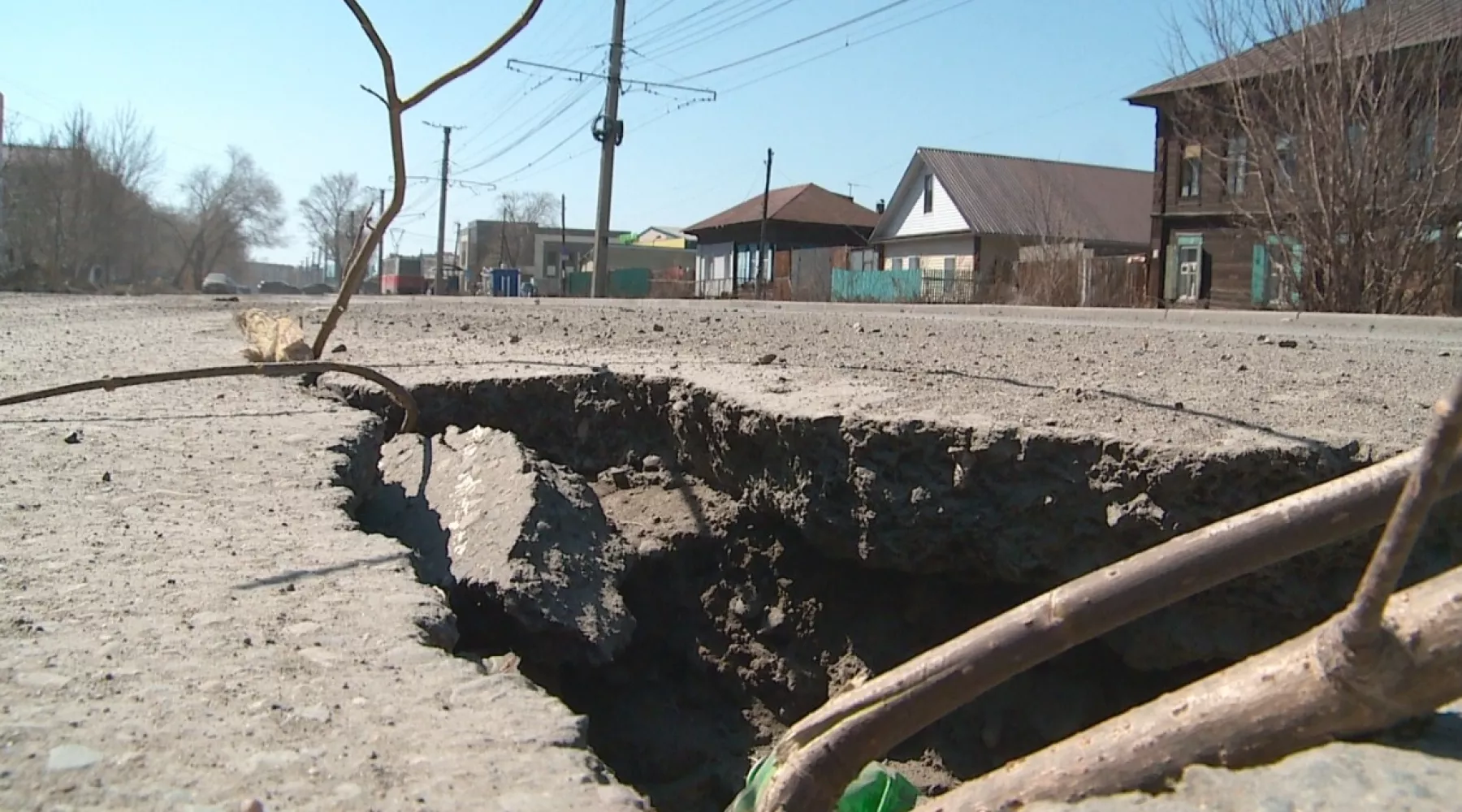 В Бийске разрушается дорога, отремонтированная всего три года назад