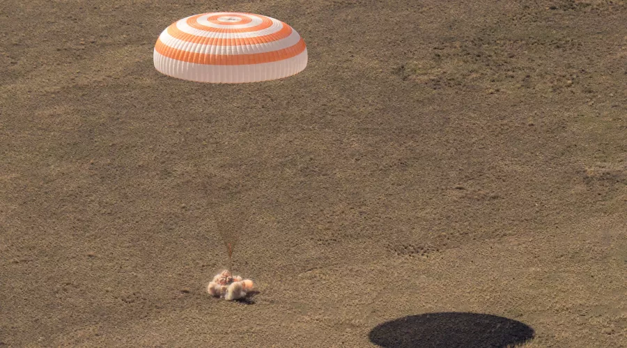 В Роскосмосе показали кадры возвращения космонавтов МКС на Землю