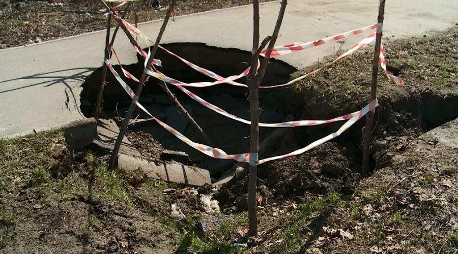 Новый провал: огромная яма образовалась на тротуаре на улице Матросова в Бийске