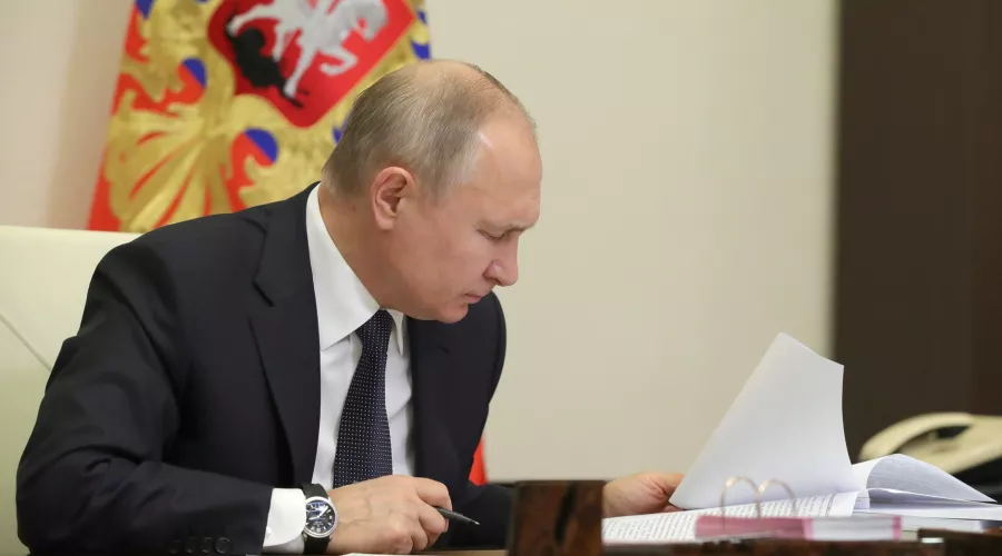 Путин подписал. Путин с документами