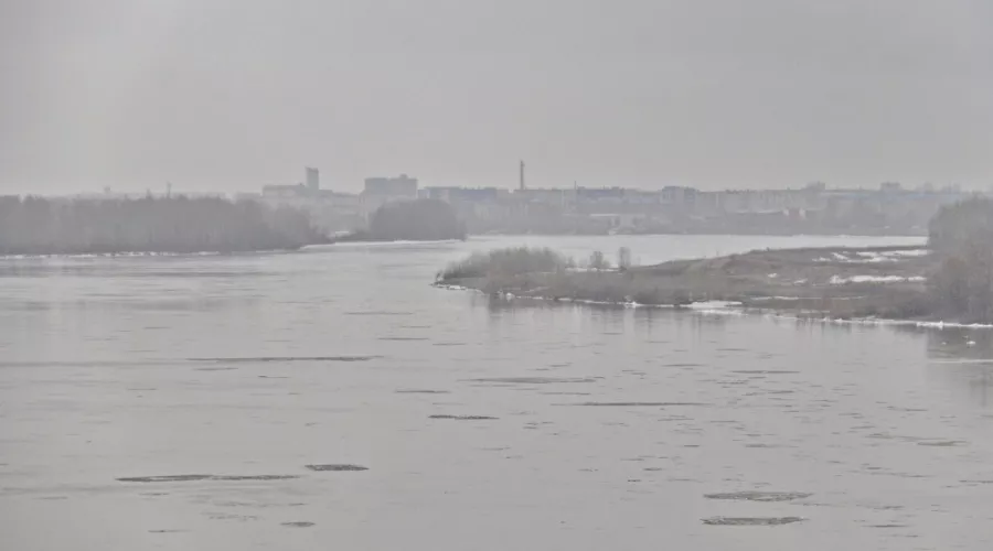 В Бийске после ледохода уровень воды в Бии начал опускаться
