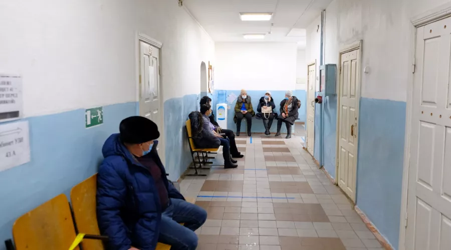 Жители Алтайского края жалуются, что из-за праздников поликлиники отменяют приём