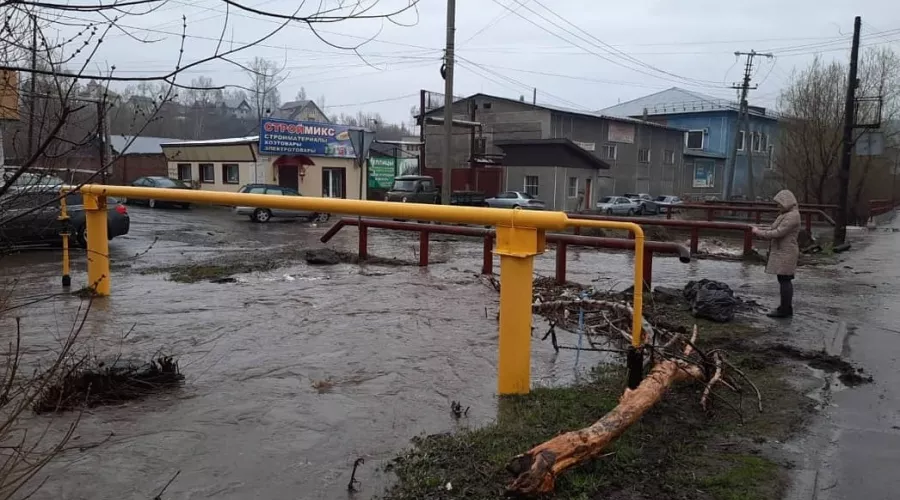 Вода идёт: в Горно-Алтайске из-за паводка введён режим ЧС 