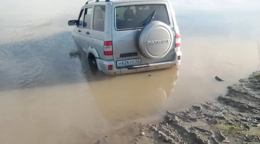 Житель Бийского района пытался переехать реку на УАЗ, но чуть не утонул 