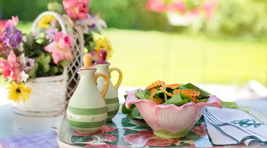 Для дачи, пикника и встречи гостей: готовим освежающие салаты с летней «ноткой» 