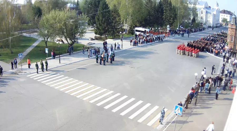 Площадь перед Мемориалом Славы воинам-бийчанам заполняется людьми 