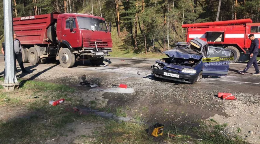 В Горном Алтае произошло смертельное ДТП с самосвалом и легковушкой