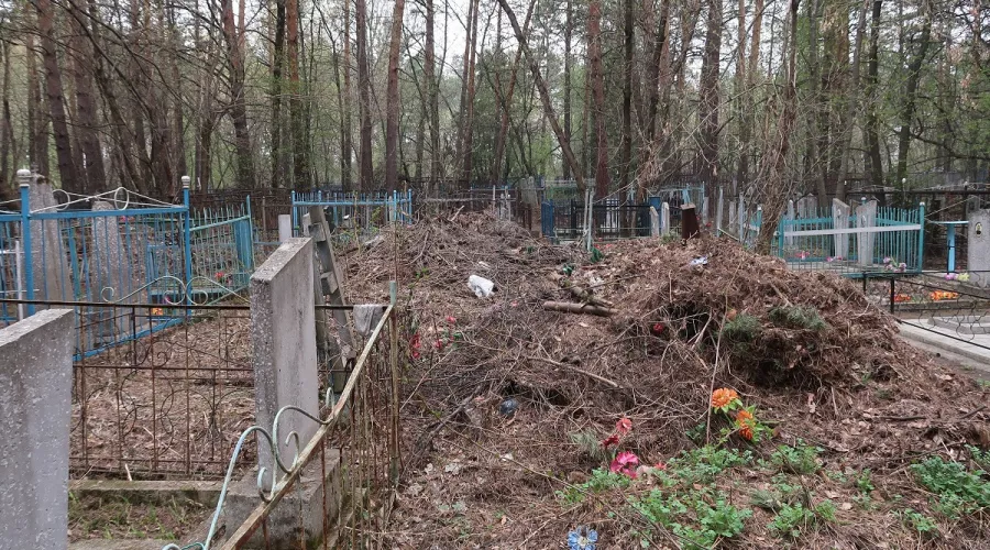 Могил не видно: бийчане пожаловались на неубранные от мусора городские кладбища