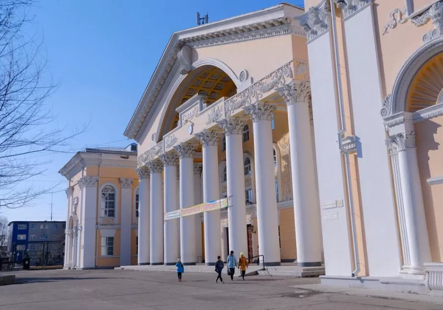 Фото гдк. Дворец Химиков Бийск. Городской дворец культуры Бийск. Парк ДК Химиков Бийск. ГДК Бийск зал.