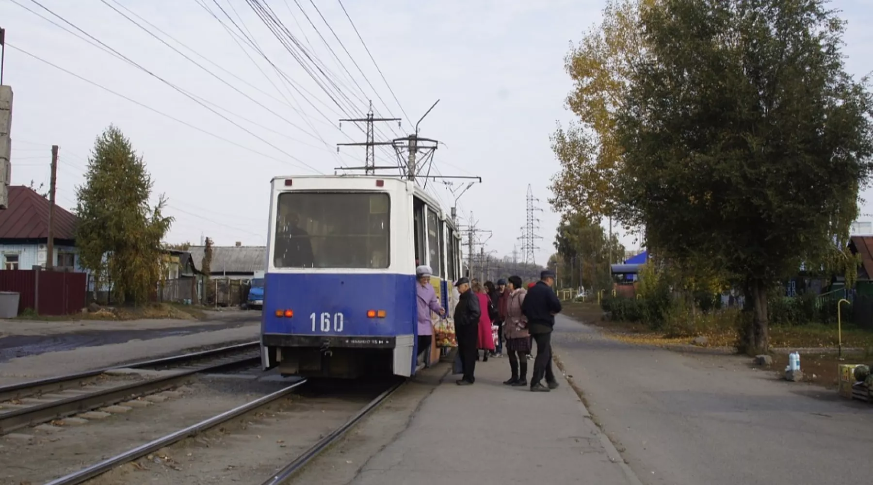 В Бийске не могут установить  остановочный павильон из-за газопровода