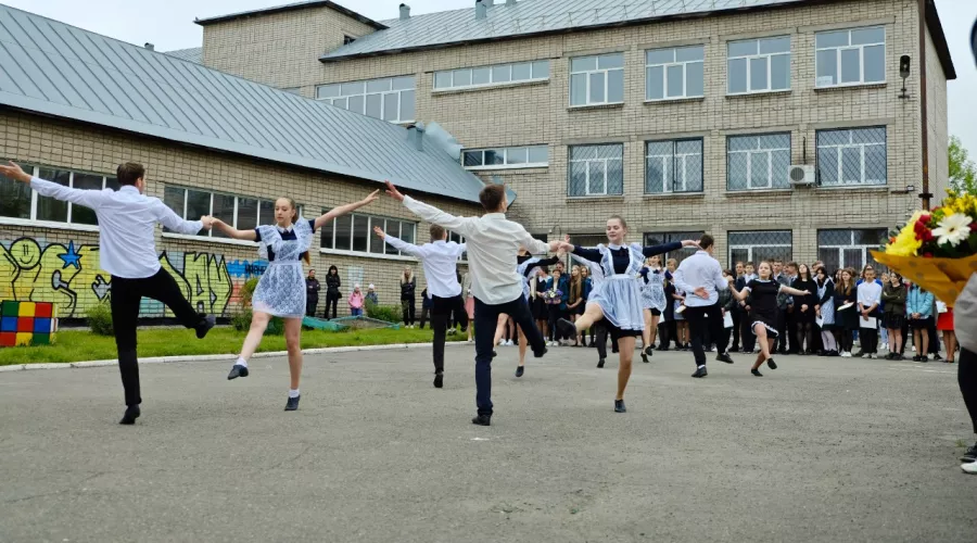 Прощание со школой: в Бийске 22 мая звенят последние звонки