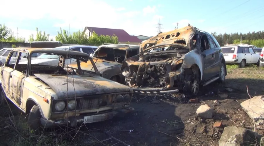 В Бийске на спецстоянке сгорели три автомобиля
