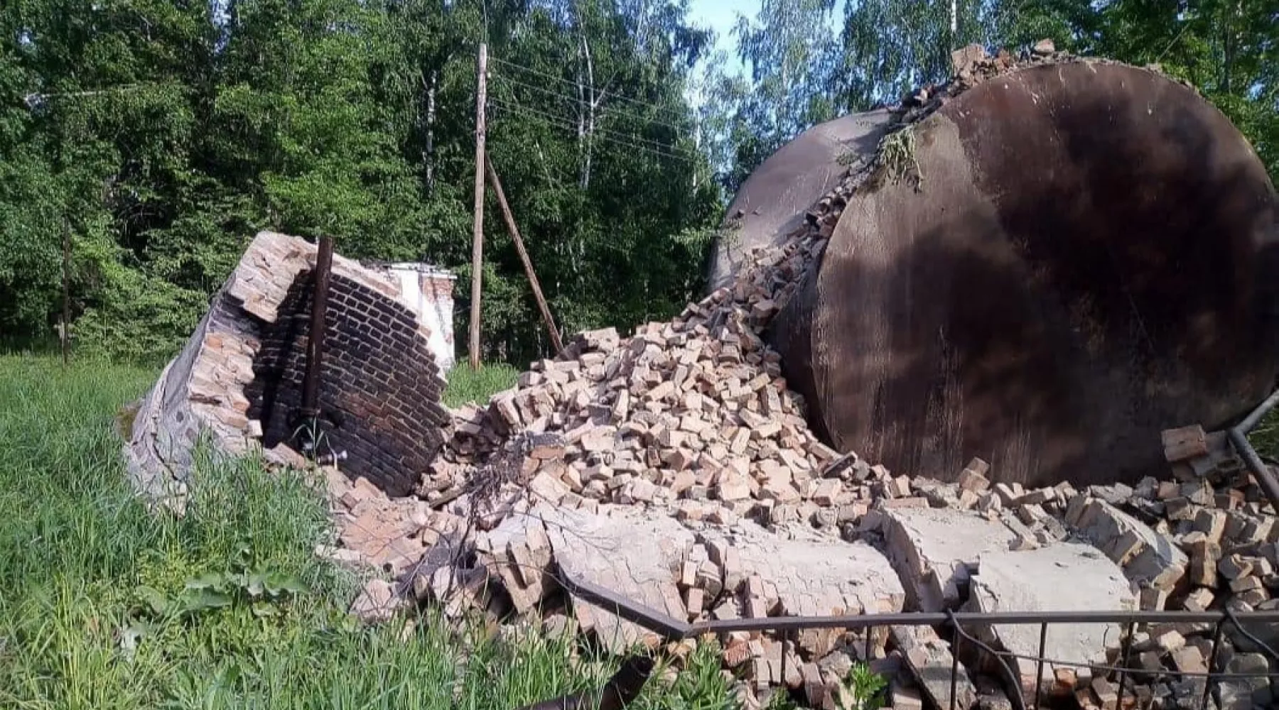 В бийском поселке упала водонапорная башня