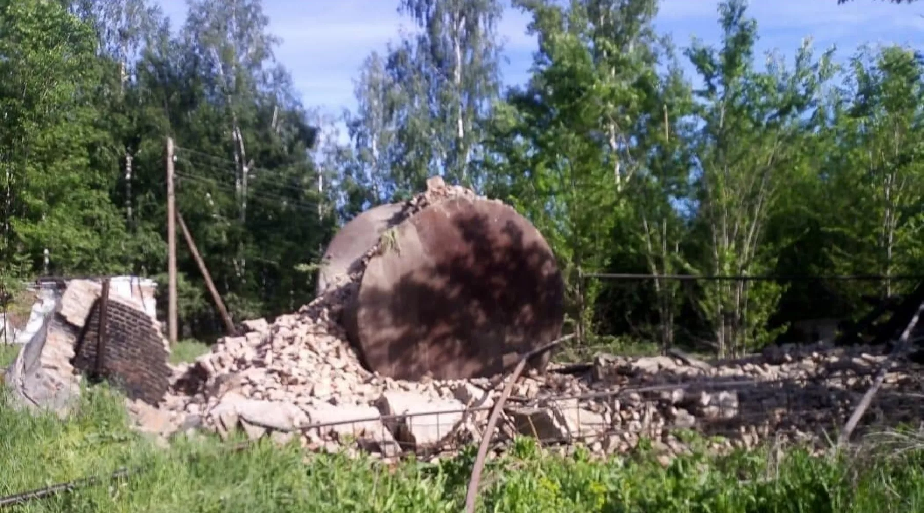 Минстрой прокомментировал падение водонапорной башни в бийском поселке Заря 