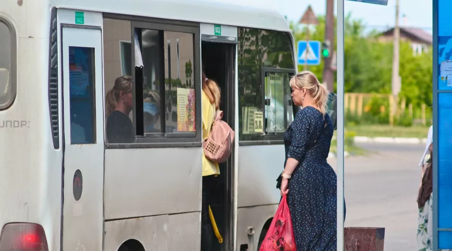 Жители Алтайского края добираются до работы общественным транспортом