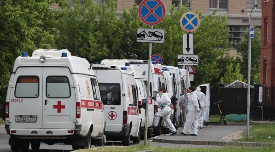 Снова очереди из скорых: коротко о ситуации с коронавирусом в России на 14 июня