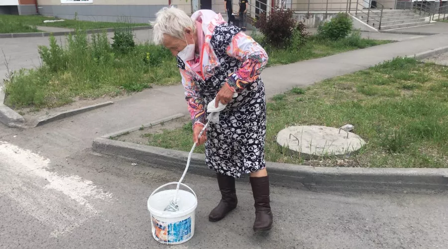 Прокуратура Бийска инициировала проверку из-за пенсионерки, рисовавшей разметку