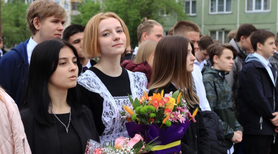 Прощание со школой. Грусть, прощание со школой. Прощание со школой эмоции. Бийская общеобразовательная школа-интернат 1 последний звонок.