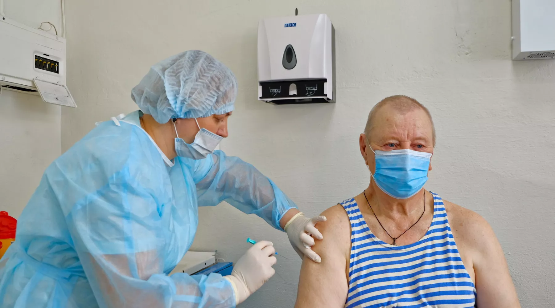 В Роспотребнадзоре назвали болезни, которые не мешают привиться от COVID