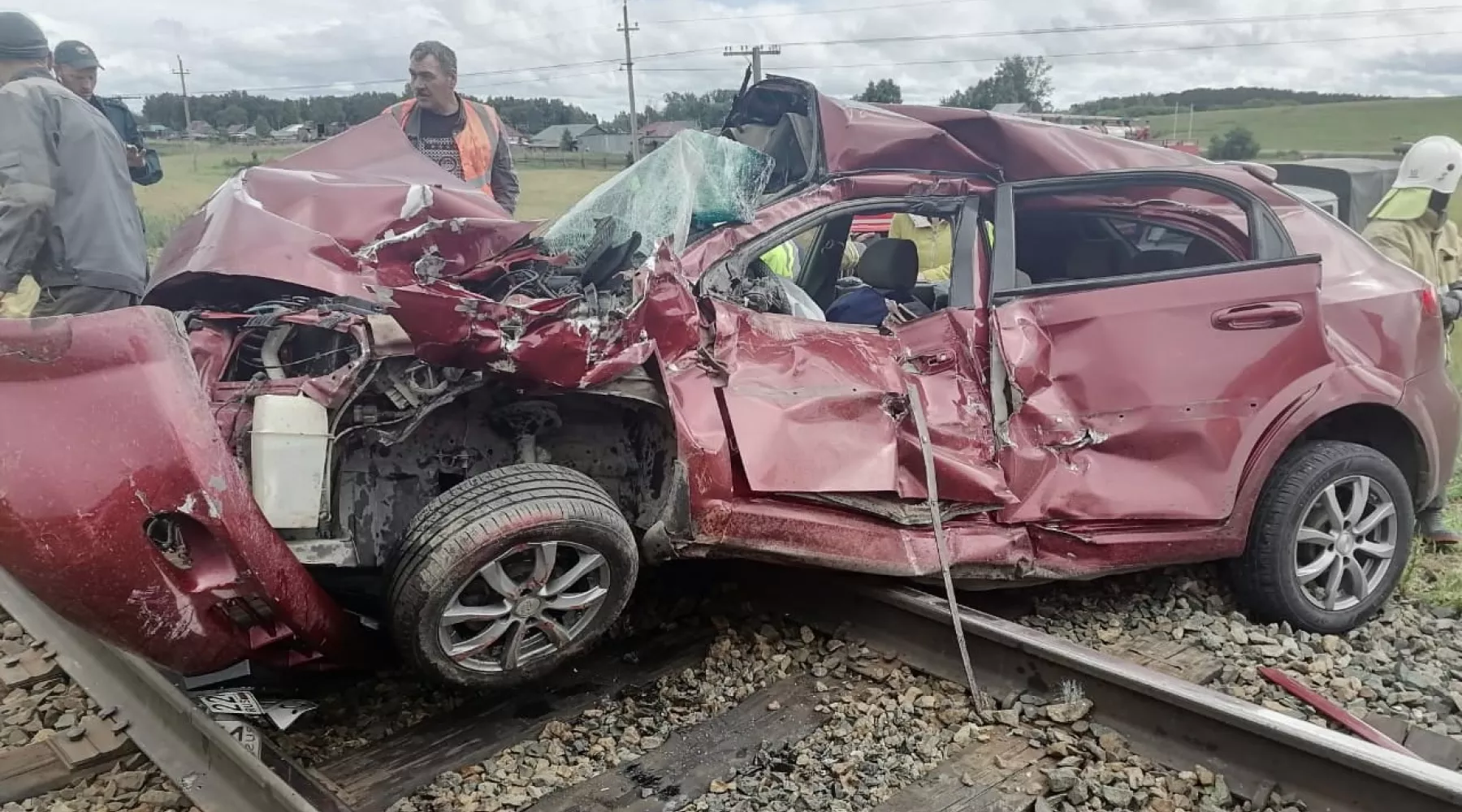 Два человека погибли и двое пострадали в ДТП на переезде у Новой Чемровки 